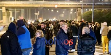 Επεισόδιο με οδηγό ΙΧ στο μπλόκο των αγροτών στην κάτω Αχαΐα – Παραλίγο να πατήσει πεζούς και μία αστυνομικό – ΦΩΤΟ