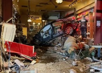 Καλιφόρνια: ΒΙΝΤΕΟ από τη στιγμή που αυτοκίνητο «καρφώνεται » σε καφετέρια
