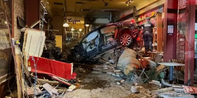 Καλιφόρνια: ΒΙΝΤΕΟ από τη στιγμή που αυτοκίνητο «καρφώνεται » σε καφετέρια