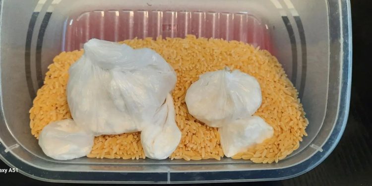 Στη «φάκα» της ΕΛΑΣ 30χρονος διακινητής ναρκωτικών – Έκρυβε την  κοκαΐνη στο τάπερ με το ρύζι – ΦΩΤΟ