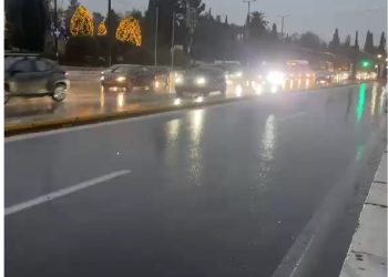 Ανοίξανε οι ουρανοί και έριξαν καρέκλες – Μαντάρα τα ψώνια της τελευταίας στιγμής στο κέντρο της Αθήνας – ΦΩΤΟ