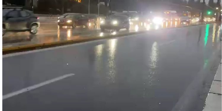 Ανοίξανε οι ουρανοί και έριξαν καρέκλες – Μαντάρα τα ψώνια της τελευταίας στιγμής στο κέντρο της Αθήνας – ΦΩΤΟ