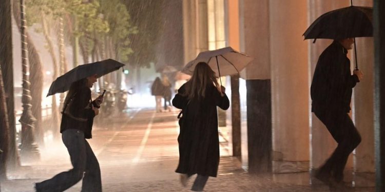 Κακοκαιρία Byron: «Πνίγεται» η Αττική – Σε κατάσταση επιφυλακής το Πυροσβεστικό Σώμα – ΒΙΝΤΕΟ – ΦΩΤΟ