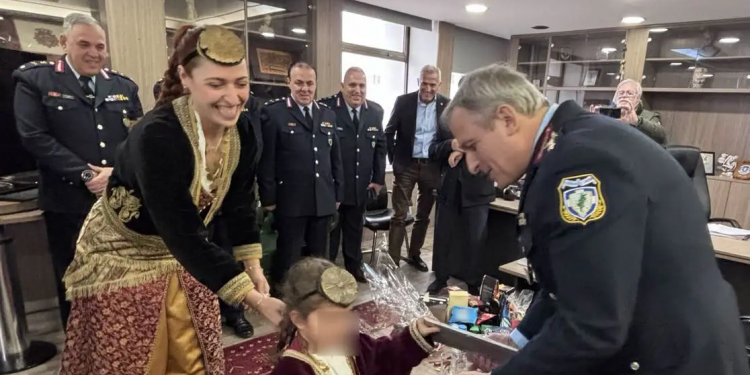 Πρωτοχρονιάτικα κάλαντα στη Γενική Αστυνομική Διεύθυνση Αττικής – ΦΩΤΟ