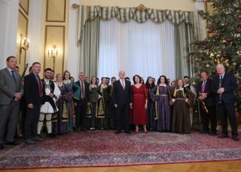 Παραμονή Χριστουγέννων: Τα κάλαντα στην πολιτική και πολιτειακή ηγεσία – ΦΩΤΟ
