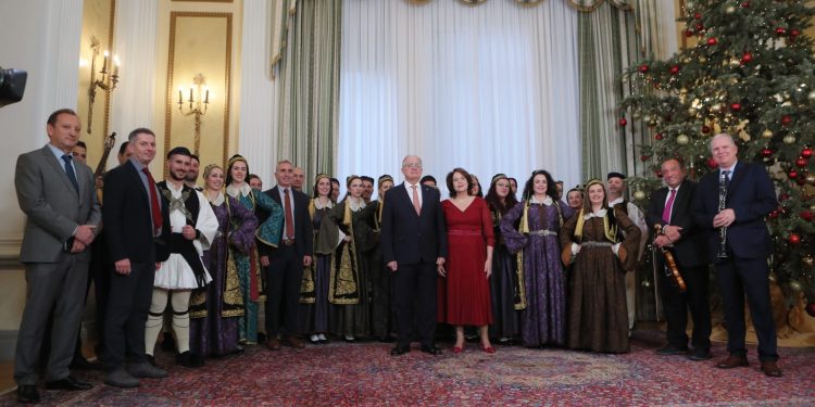 Παραμονή Χριστουγέννων: Τα κάλαντα στην πολιτική και πολιτειακή ηγεσία – ΦΩΤΟ