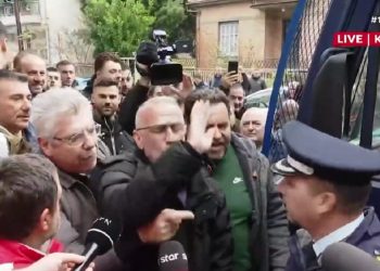 Αγρότες έφτασαν με τρακτέρ έξω από το γραφείο του Τσιάρα – Ζητούν να φύγει η κλούβα της αστυνομίας – ΒΙΝΤΕΟ