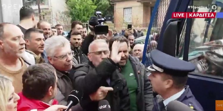 Αγρότες έφτασαν με τρακτέρ έξω από το γραφείο του Τσιάρα – Ζητούν να φύγει η κλούβα της αστυνομίας – ΒΙΝΤΕΟ