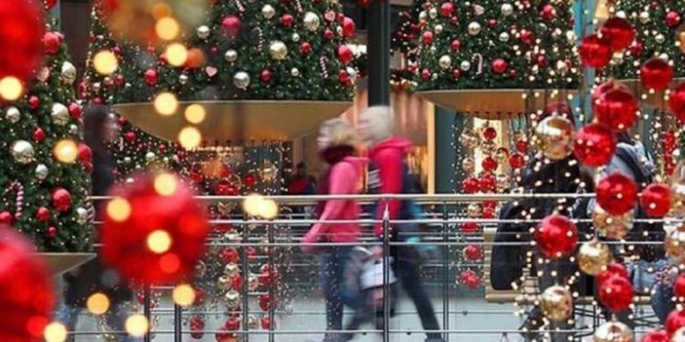 Μέχρι ποια ώρα θα είναι ανοιχτά σήμερα παραμονή Πρωτοχρονιάς τα σούπερ μάρκετ και τα καταστήματα