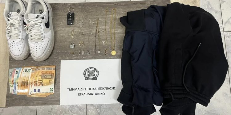 Κως: 18χρονος και 20χρονος έπεισαν ηλικιωμένη να τους δώσει χρήματα και τιμαλφή για «λόγους ασφαλείας» – ΦΩΤΟ