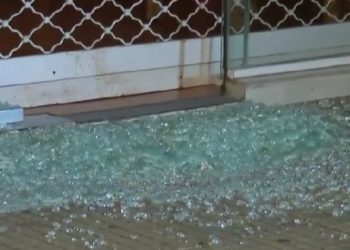 Κουκάκι: Καταδρομική επίθεση ομάδας νεαρών – Τα έκαναν… γυαλιά καρφιά – ΒΙΝΤΕΟ – ΦΩΤΟ