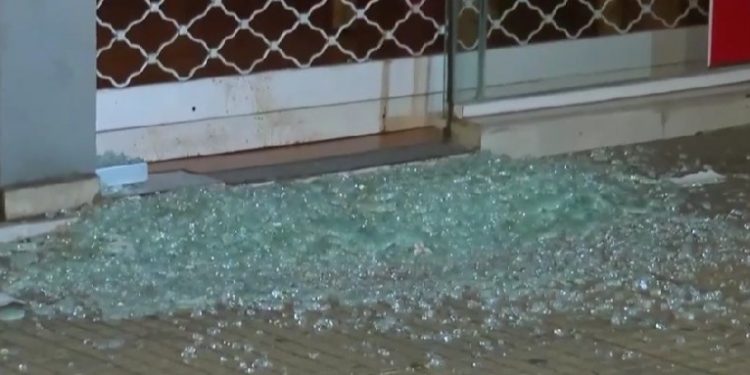 Κουκάκι: Καταδρομική επίθεση ομάδας νεαρών – Τα έκαναν… γυαλιά καρφιά – ΒΙΝΤΕΟ – ΦΩΤΟ