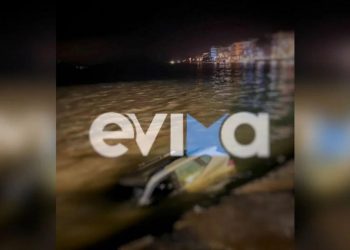 Νέα Στύρα: Αυτοκίνητο «φούνταρε» στη θάλασσα με τέσσερις επιβάτες