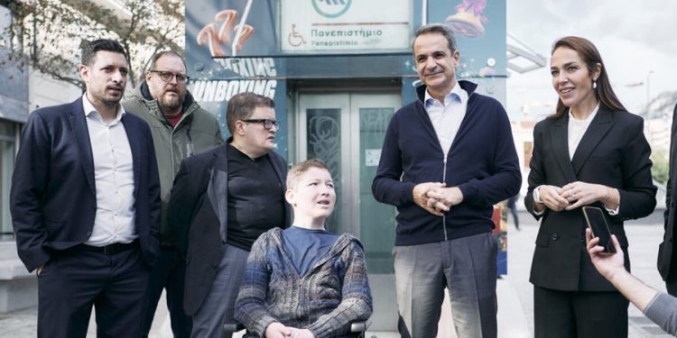 Στο Μετρό της Αθήνας ο Πρωθυπουργός για τις νέες παροχές ΑμεΑ: Στοιχειώδης κίνηση αξιοπρέπειας απέναντι στους συμπολίτες μας η Κάρτα Αναπηρίας