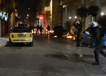 Εξάρχεια: «Βροχή» οι μολοτόφ σε βάρος αστυνομικών με φόντο… τον Γρηγορόπουλο και μετά μουσικής! – ΒΙΝΤΕΟ