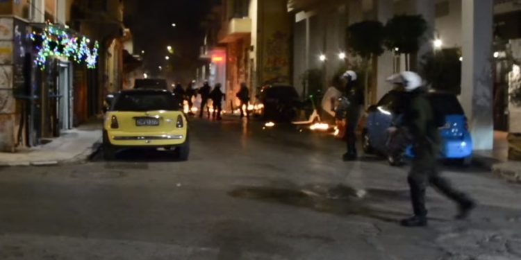 Εξάρχεια: «Βροχή» οι μολοτόφ σε βάρος αστυνομικών με φόντο… τον Γρηγορόπουλο και μετά μουσικής! – ΒΙΝΤΕΟ