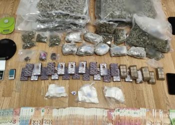 Χειροπέδες σε 2 άνδρες και 2 γυναίκες που διακινούσαν κοκαΐνη και κάνναβη στην Αττική – ΦΩΤΟ