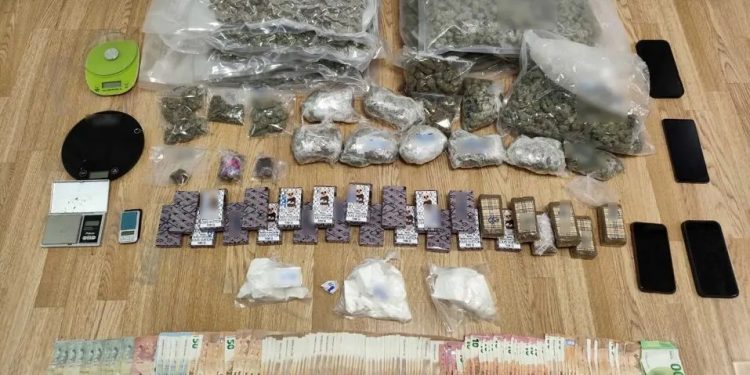 Χειροπέδες σε 2 άνδρες και 2 γυναίκες που διακινούσαν κοκαΐνη και κάνναβη στην Αττική – ΦΩΤΟ