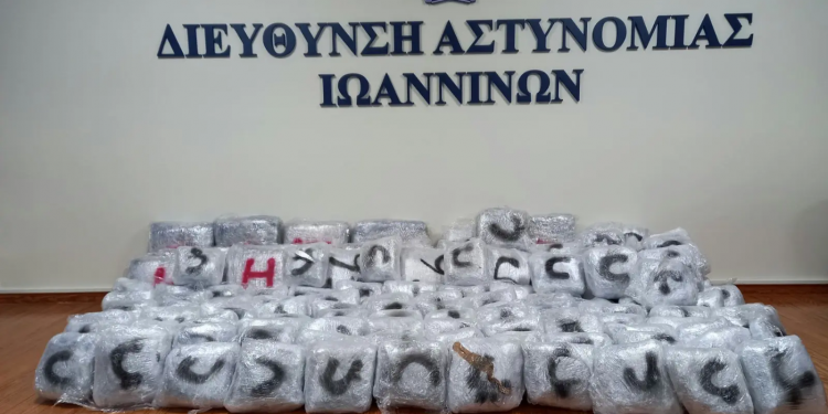 Επεισοδιακή καταδίωξη στα Ιωάννινα: 23χρονη μετέφερε με το τζιπ της 215 κιλά κάνναβης – Είχε και το 2,5 χρονών αγόρι στο όχημα – ΒΙΝΤΕΟ – ΦΩΤΟ