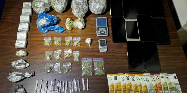 Άγιος Παντελεήμονας: Με ηλεκτρικά πατίνια διακινούσαν τη παράνομη «πραμάτεια» τους – 14 συλλήψεις – ΦΩΤΟ