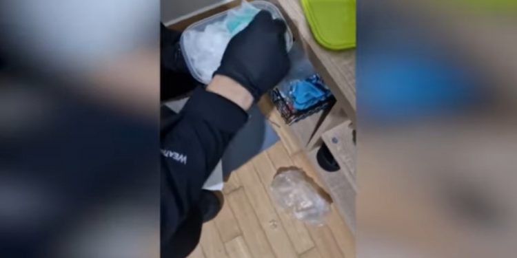 Διακίνηση ναρκωτικών σε σχολεία της Αττικής: Προφυλακιστέοι και 12 κατηγορούμενοι, μεταξύ των οποίων και τα ανήλικα «βαποράκια» – BINTEO