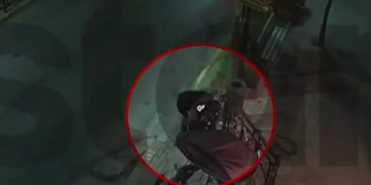 ΝΤΟΚΟΥΜΕΝΤΟ: Θρασύτατος κακοποιός προσπαθεί να κλέψει μηχανή κόβοντας με τροχό την αλυσίδα – ΦΩΤΟ