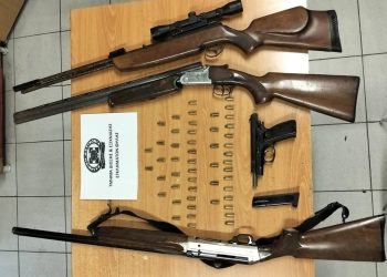 Άνω Λιόσια: 4 όπλα (μεταξύ των οποίων κλεμμένο δίκαννο) εντοπίστηκαν μετά από έφοδο της ΕΛΑΣ σε σπίτι – ΦΩΤΟ