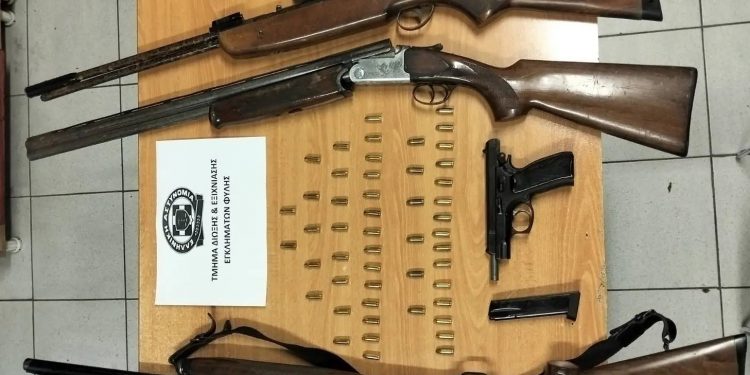 Άνω Λιόσια: 4 όπλα (μεταξύ των οποίων κλεμμένο δίκαννο) εντοπίστηκαν μετά από έφοδο της ΕΛΑΣ σε σπίτι – ΦΩΤΟ
