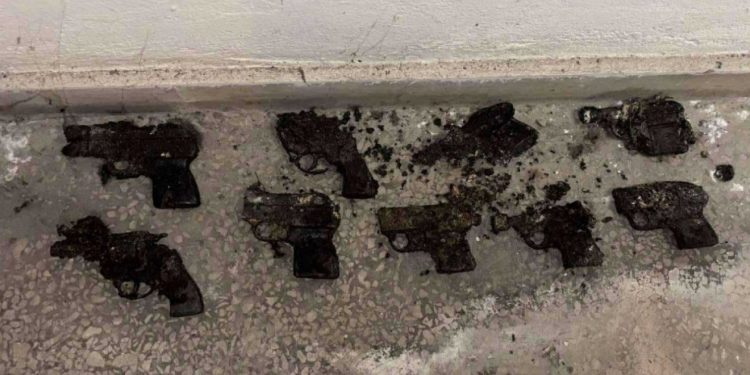 Απίστευτο: Υδραυλικός ανακάλυψε 9 πιστόλια στην κεντρική αποχέτευση του Αστυνομικού Τμήματος Κυψέλης – ΒΙΝΤΕΟ – ΦΩΤΟ