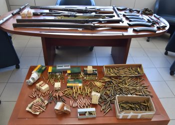 Νέο μίνι-οπλοστάσιο με πολεμικά όπλα, φυσίγγια, κάλυκες και ξιφολόγχες εντόπισε η ΕΛΑΣ σε σπίτι στο Ηράκλειο – ΦΩΤΟ