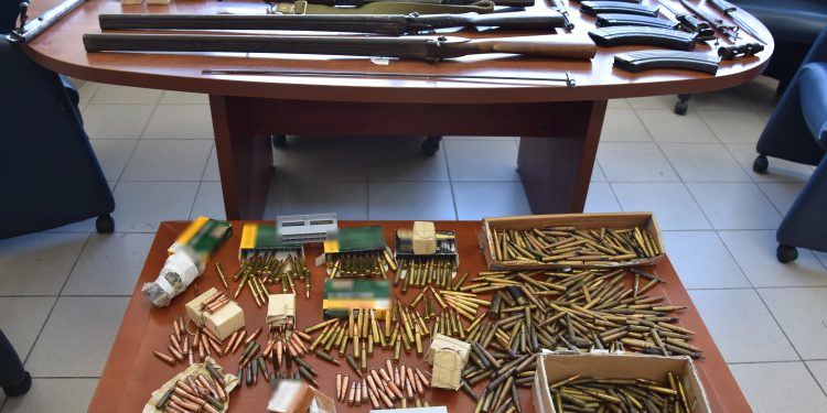 Νέο μίνι-οπλοστάσιο με πολεμικά όπλα, φυσίγγια, κάλυκες και ξιφολόγχες εντόπισε η ΕΛΑΣ σε σπίτι στο Ηράκλειο – ΦΩΤΟ