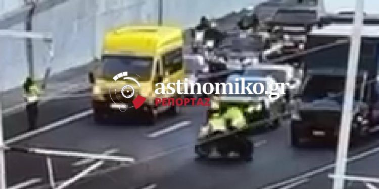 Σοκαριστικό ΒΙΝΤΕΟ ΝΤΟΚΟΥΜΕΝΤΟ: Η στιγμή που μοτοσικλετιστής παρασύρει αστυνομικό για να ξεφύγει από μπλόκο