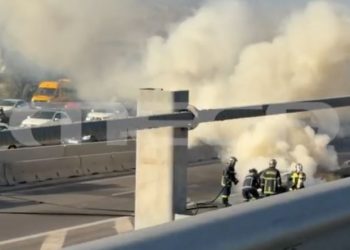 Λεωφόρος Ποσειδώνος: Στις φλόγες αυτοκίνητο, μποτιλιάρισμα στην περιοχή – ΒΙΝΤΕΟ – ΦΩΤΟ