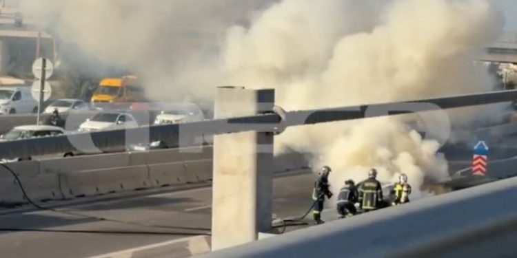 Λεωφόρος Ποσειδώνος: Στις φλόγες αυτοκίνητο, μποτιλιάρισμα στην περιοχή – ΒΙΝΤΕΟ – ΦΩΤΟ