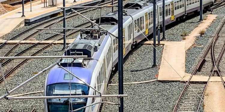 Τραγωδία στα Άνω Λιόσια: Νεκρός άνδρας που παρασύρθηκε από συρμό του προαστιακού – BINTEO