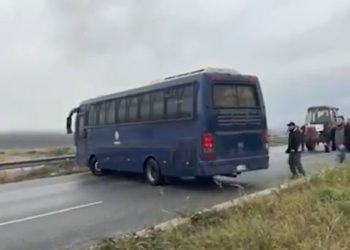 Κλιμακώνονται οι αγροτικές κινητοποιήσεις: ΕΔΕ για την κλούβα της ΕΛΑΣ που προσπάθησε να σπάσει μπλόκο – ΒΙΝΤΕΟ