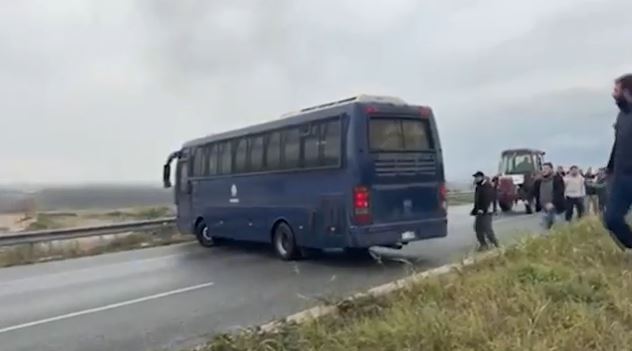 Κλιμακώνονται οι αγροτικές κινητοποιήσεις: ΕΔΕ για την κλούβα της ΕΛΑΣ που προσπάθησε να σπάσει μπλόκο – ΒΙΝΤΕΟ