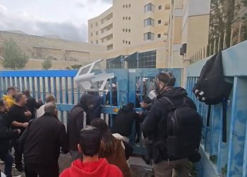 Επεισόδια με χημικά και …καρέκλες μεταξύ οδηγών ταξί και ΜΑΤ – Χωρίς ταξί και την Πέμπτη η Αττική – ΒΙΝΤΕΟ – ΦΩΤΟ