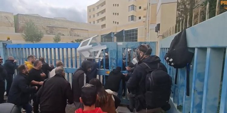 Επεισόδια με χημικά και …καρέκλες μεταξύ οδηγών ταξί και ΜΑΤ – Χωρίς ταξί και την Πέμπτη η Αττική – ΒΙΝΤΕΟ – ΦΩΤΟ