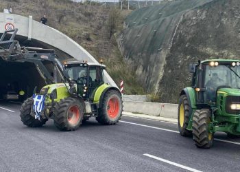 Κλειστά τα Τέμπη για ΟΛΟΥΣ με εντολή ΕΛΑΣ – Παρατεταγμένα τα τρακτέρ – ΒΙΝΤΕΟ – ΦΩΤΟ