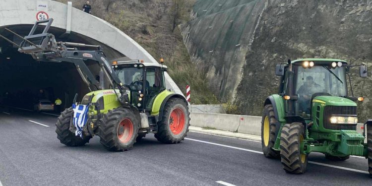 Κλειστά τα Τέμπη για ΟΛΟΥΣ με εντολή ΕΛΑΣ – Παρατεταγμένα τα τρακτέρ – ΒΙΝΤΕΟ – ΦΩΤΟ