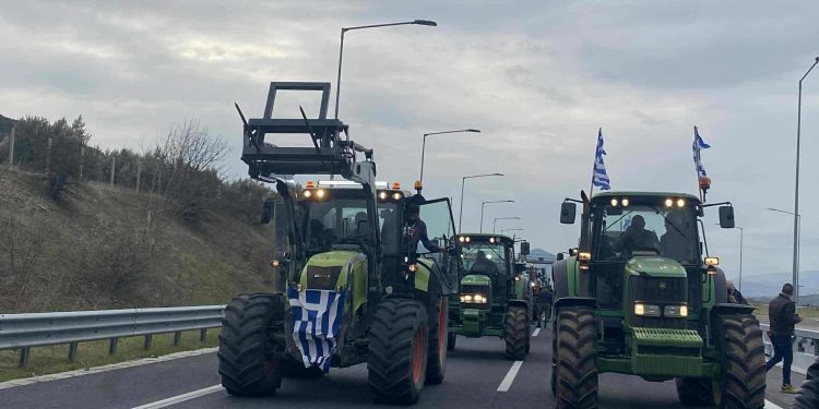 Κλειστά τα Τέμπη για ΟΛΟΥΣ με εντολή ΕΛΑΣ – Παρατεταγμένα τα τρακτέρ – ΒΙΝΤΕΟ – ΦΩΤΟ