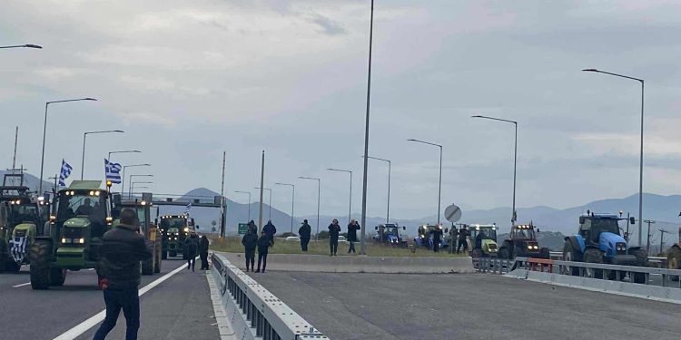 Κλειστά τα Τέμπη για ΟΛΟΥΣ με εντολή ΕΛΑΣ – Παρατεταγμένα τα τρακτέρ – ΒΙΝΤΕΟ – ΦΩΤΟ