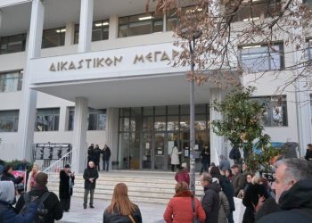 Με ένταση συνεχίστηκε η δίκη για τα Τέμπη – Έντονες οι αντιδράσεις από τους συγγενείς των θυμάτων