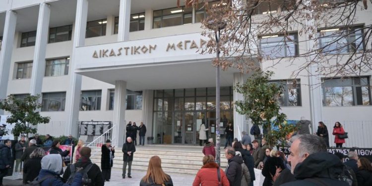 Με ένταση συνεχίστηκε η δίκη για τα Τέμπη – Έντονες οι αντιδράσεις από τους συγγενείς των θυμάτων