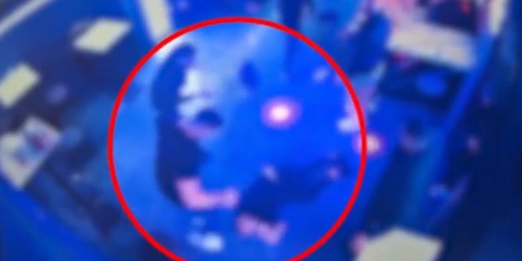 BINTEO NTOKOYMENTO από τον άγριο ξυλοδαρμό του 30χρονου που οδήγησε στον θάνατό του μέσα σε μπαρ στην Πάτρα