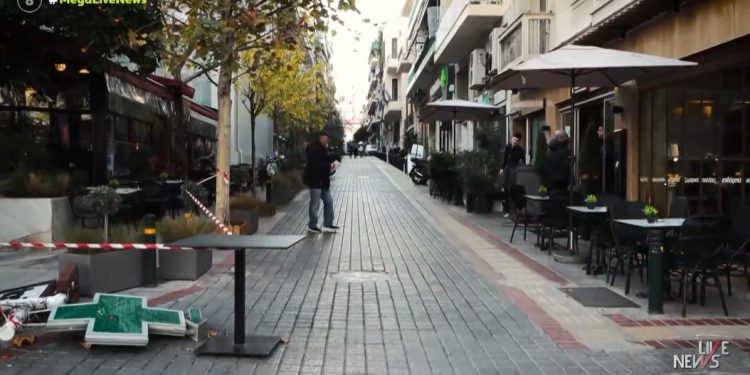 Κυψέλη:  Εκτός κινδύνου το 16χρονο κορίτσι, που του έπεσε στο κεφάλι «σταυρός» φαρμακείου – ΒΙΝΤΕΟ – ΦΩΤΟ